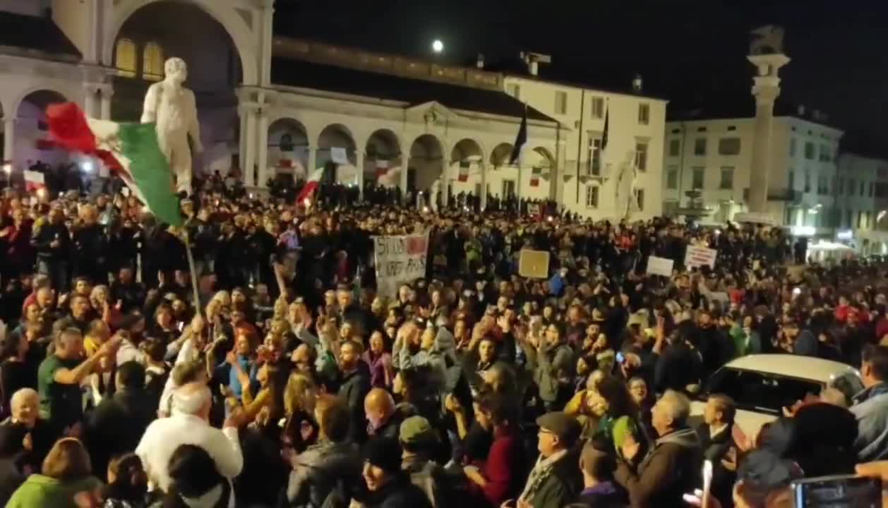 Italianos manifestando-se contra o passaporte sanitário imposto