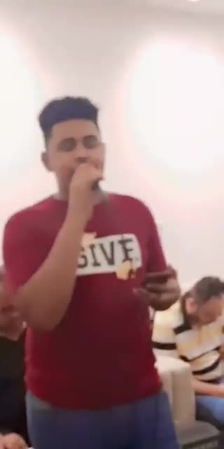 شاهد بالفيديو: “الود غنائى” إعلامي سوداني يعتزل الإعلام ويتوجه إلى الغناء