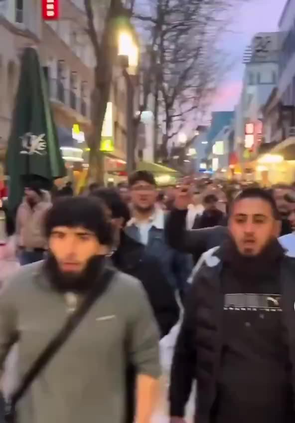 In Germany, Islamists go to Christmas markets and start reciting the SAME
