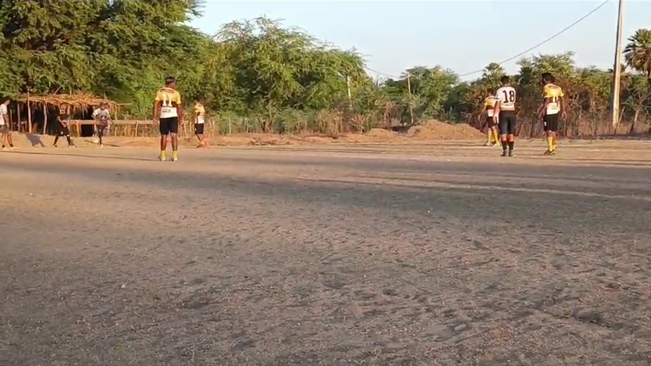 Lá onde a coruja 🦉 dorme. Golaço no futebol amador brasileiro.