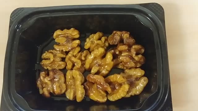 Video of sugar-sweetened walnuts in Korea