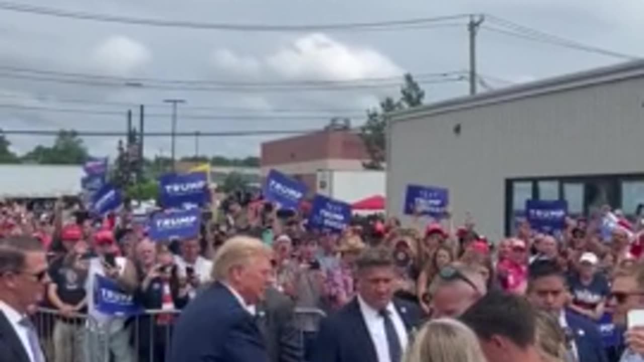 Patriotic Crowd Welcomes Donald Trump Into New Hampshire