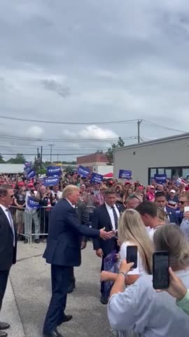 Patriotic Crowd Welcomes Donald Trump Into New Hampshire