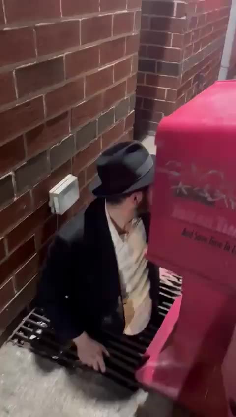 A secret entrance to the tunnels under the synagogues