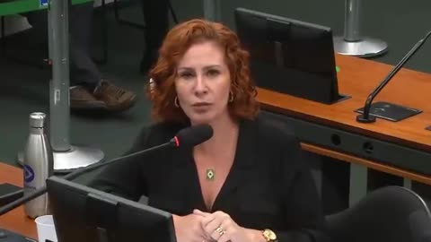 Carla Zambelli responde esquerdista