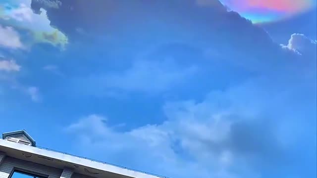 It's really a super lucky thing to see the colorful auspicious clouds