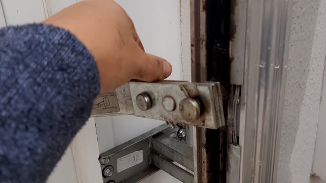 Abrir portão quando acaba a energia - Como abrir portão eletrônico sem energia