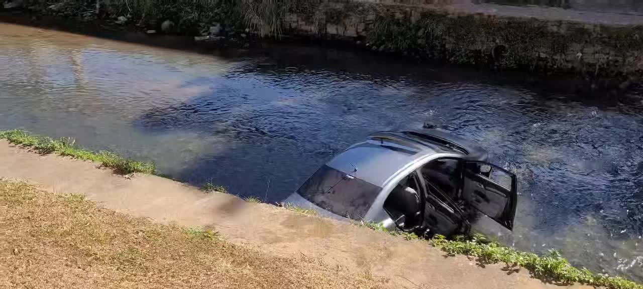 Motorista passa mal e cai dentro de ribeirão em Poços de Caldas.