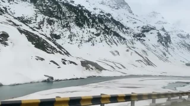 Car ride in first snowfall in Kashmir