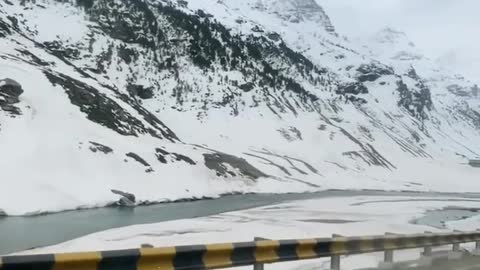 Car ride in first snowfall in Kashmir