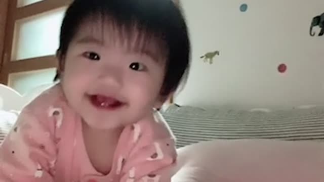 Korean baby's cute laughing video