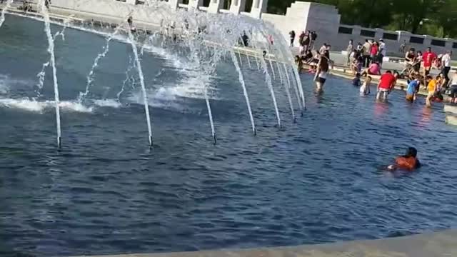 El Salvador, Dominican Republic Foreigners Swim In WWII Memorial Like Tourist Attraction