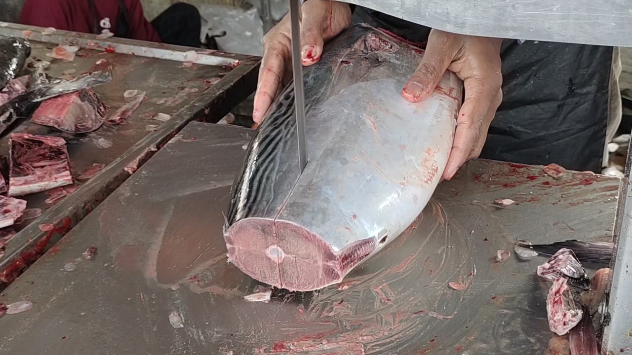 Giant Tuna Fish Fast Cutting By Machine In Fish Market