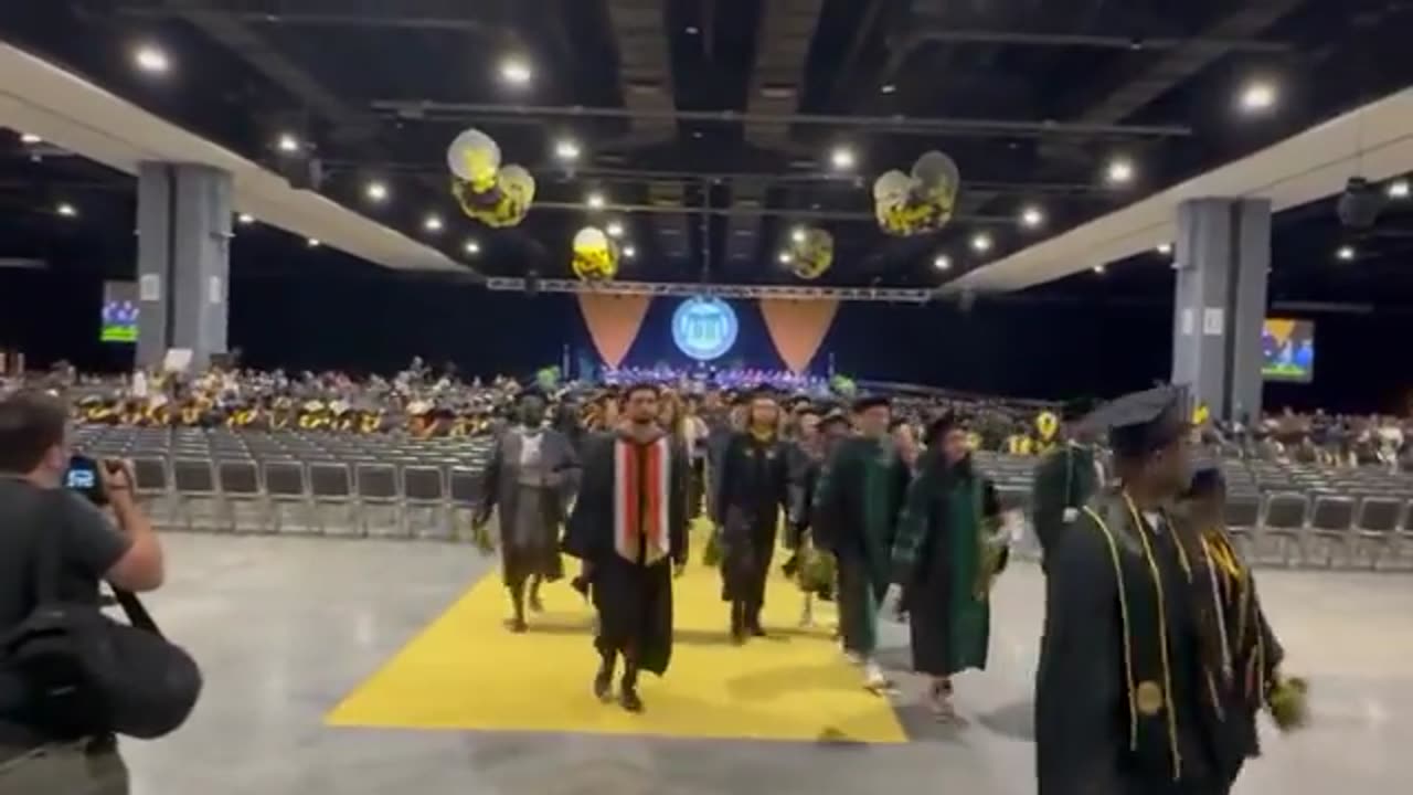 USA: VCU Students Walk Out In Protest During Virginia Gov. Glenn Youngkin Address!