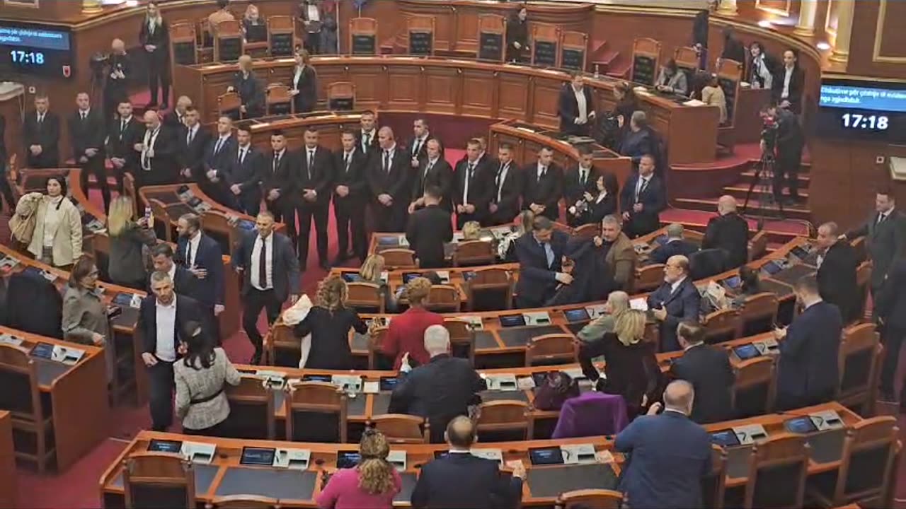 Garda bllokon deputetët e opozitës, Lindita me urdhër të Ramës mbyll seancën për 7 minuta