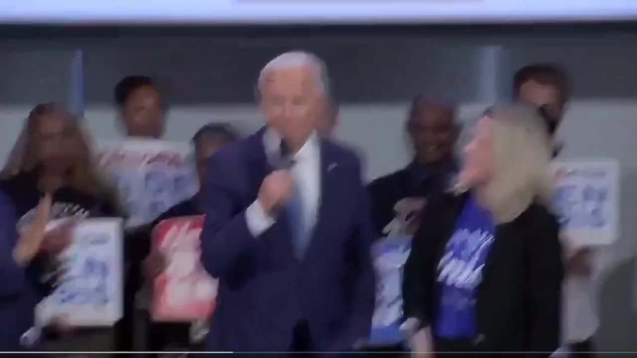 BREAKING: Micrô của Biden bị * CUT * vì ông lan man về DEI ...