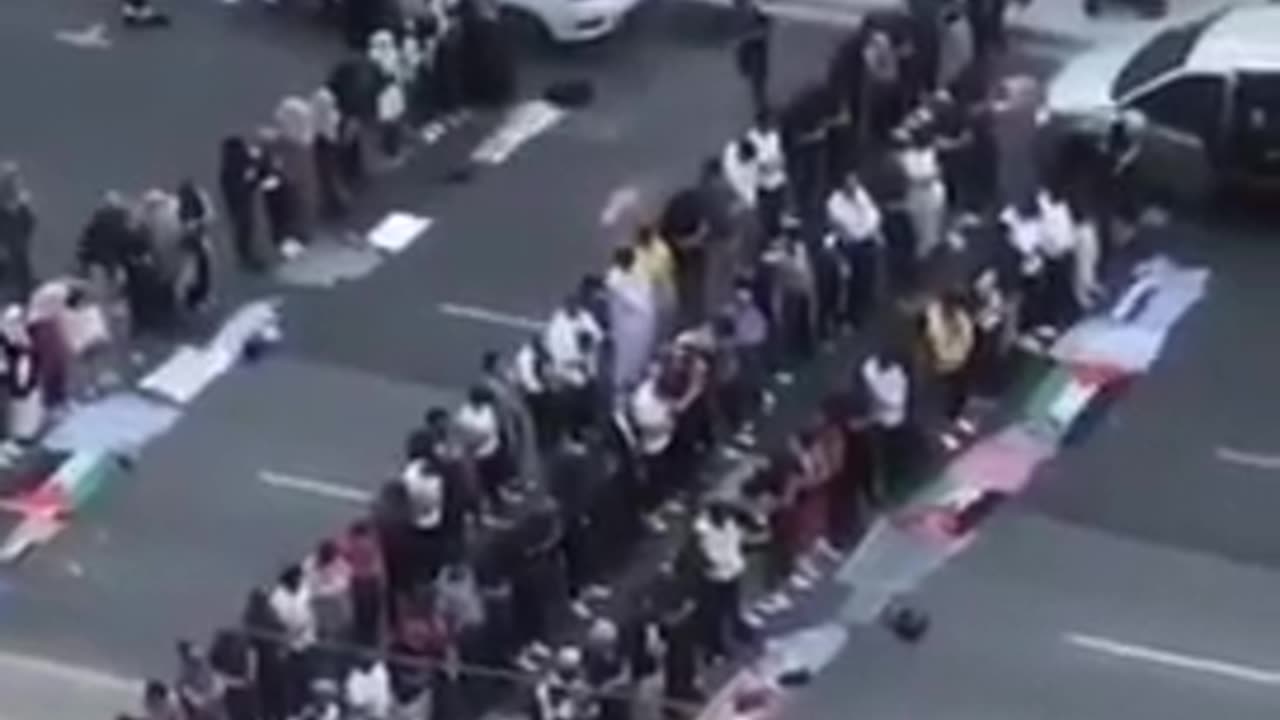 Muslims block the streets of Canada in complete disrespect