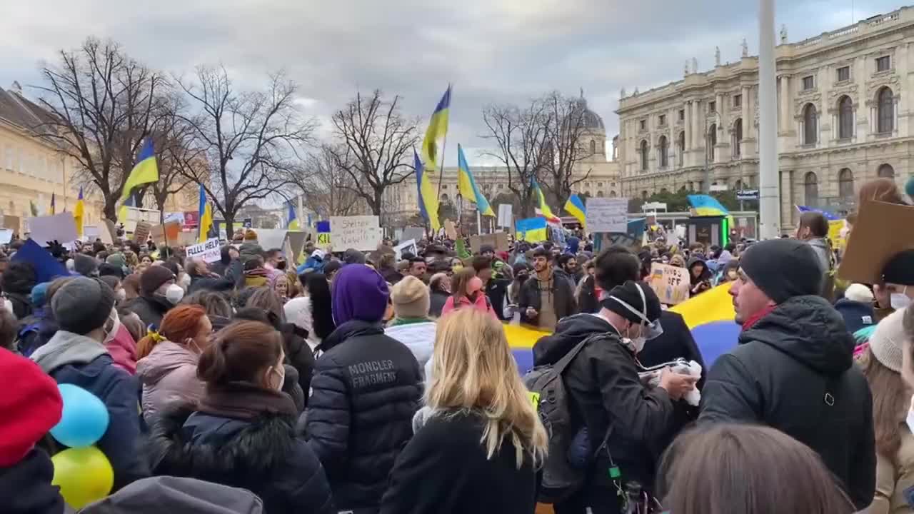 Protestors in Vienna call on their government to provide help to Ukrainians