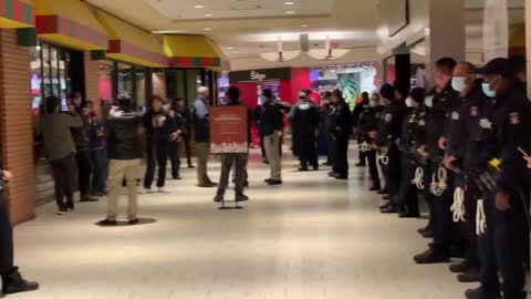 Police Standoff - Applebee's Queens NY - Protestors eating inside