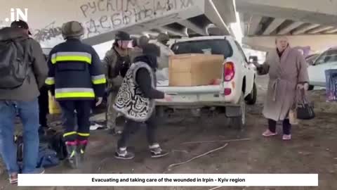 Ukrainian Soldiers Evacuate Injured in Irpin