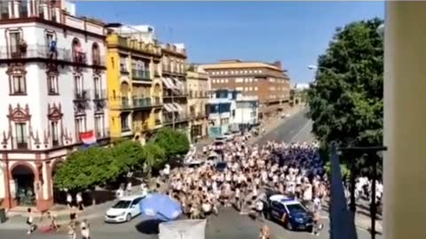 Të mendosh që mund të ndodhë edhe në Tiranë… Përleshje masive mes tifozerive