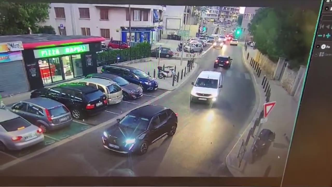 Mob execution in Marseille, France in broad daylight...
