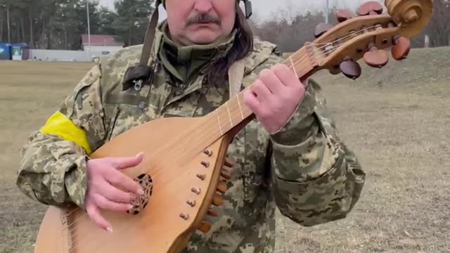 Ukrainian fighters Lesia and Valeriy got married near the front line on March 6, 2022