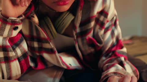 woman-listening-on-her-turntable-