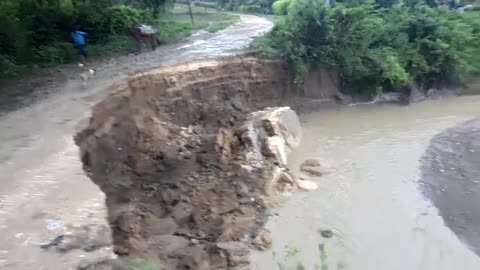 Derrumbe en vía principal de Algarrobo