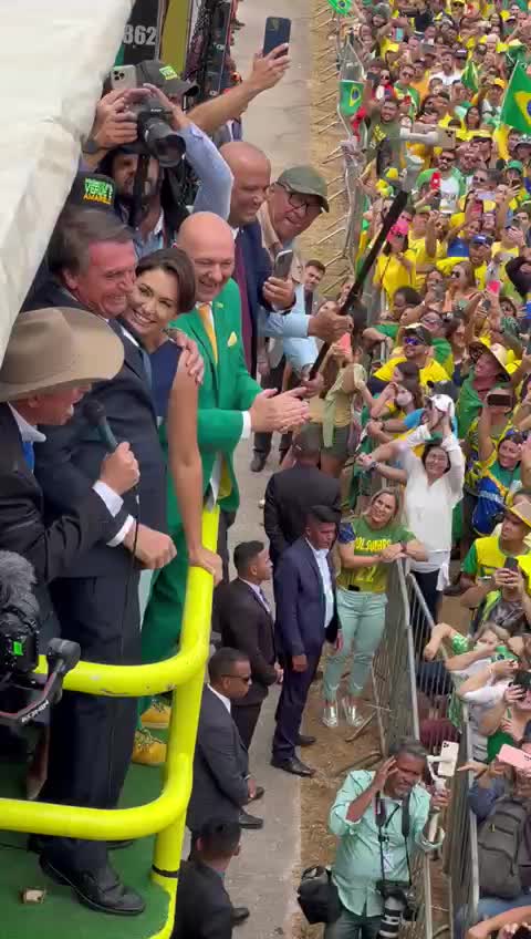 BRASÍLIA: The speaker introduces Bolsonaro to the delight of Brazilians who shout 'Myth! Myth!' 🔥🔥🔥