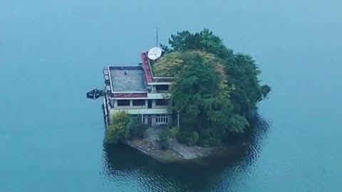 Rumah di tengah laut