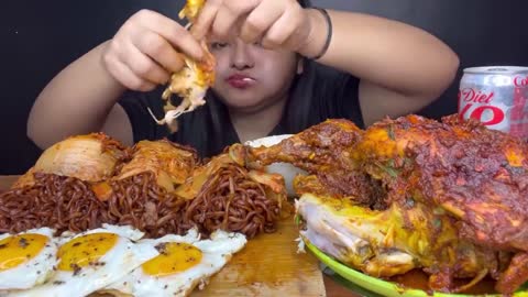 KIMCHI WRAPPED BLACK BEAN NOODLES 🍝WITH SPICY BARBECUE WHOLE CHICKEN AND SUNNY SIDE UP EGGS|MUKBANG