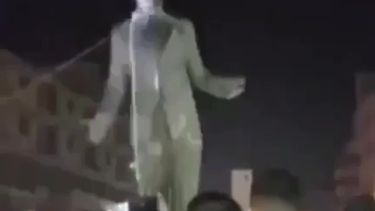 πΈπΎπ₯ Demolition of Assad monuments across Syria.
