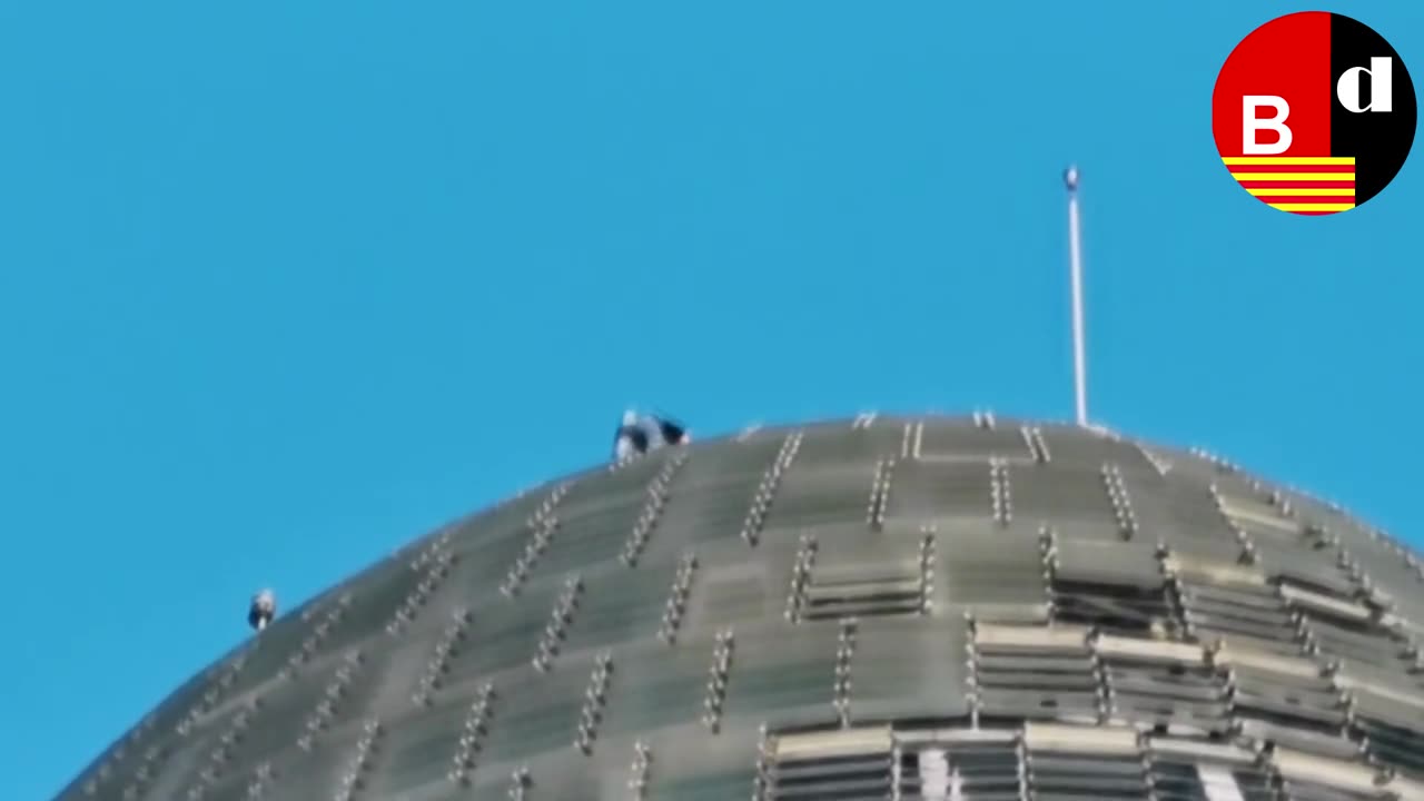 Dos detenidos por escalar la Torre Glòries de Barcelona sin protección