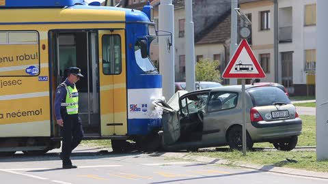 Sudar tramvaja i automobila u Osijeku