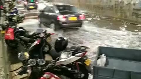 Fuerte aguacero ocasionó inundación en la carrera 27 y la Quebradaseca en Bucaramanga