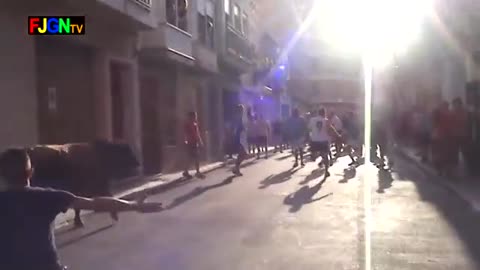 Bull fight of USA. So, big fight Man vs Bull, Try not to laugh.