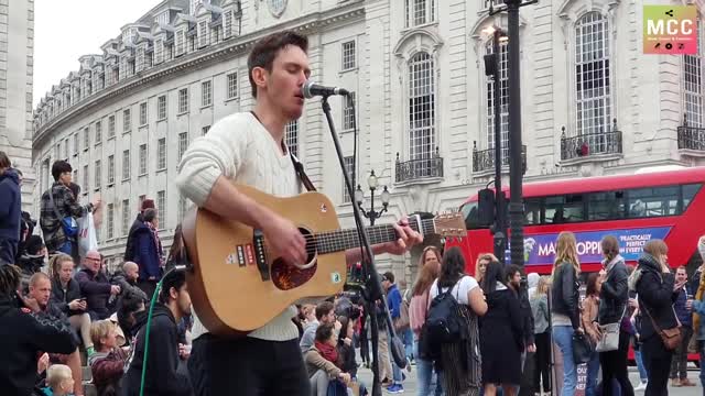 Wonderwall (Oasis) covered live by a incredible Guitarist Street Performer in London