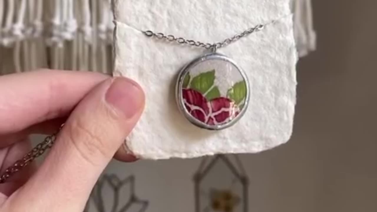 Cracked and broken pottery into stylish accessories