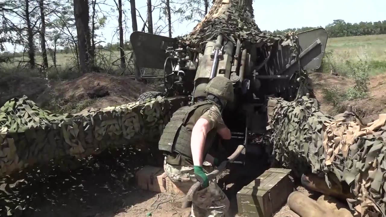 A Russian howitzer crew destroyed a gun of the Armed Forces of Ukraine hidden in a forest area