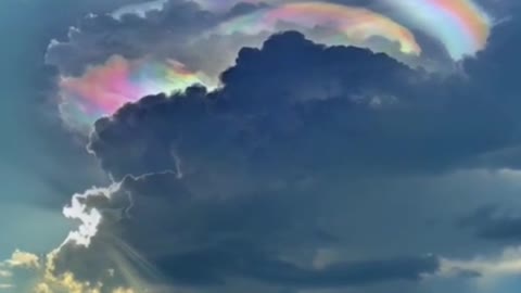 I heard that the people who see the colorful auspicious clouds will have good luck.55