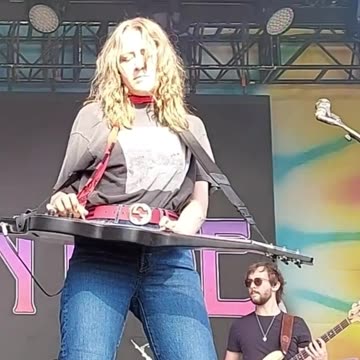 Megan Lovell (Larkin Poe) - LIVE @ 420Fest (Short 7)