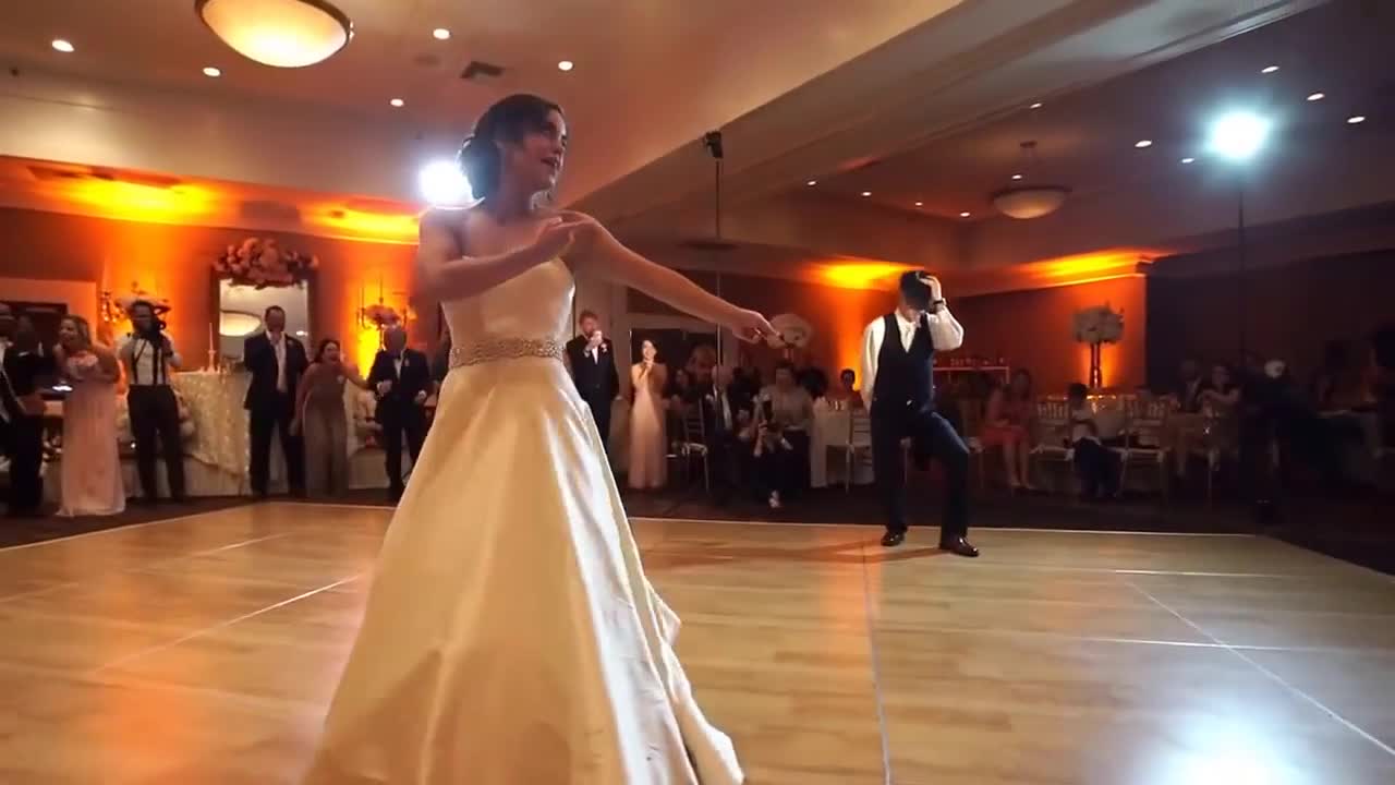 Recién casados impresionan a sus invitados con un baile sorpresa de bodas