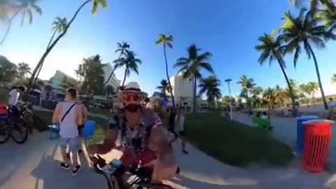 Backpack dog spreading good vibes on the beach! #ebike #dogbackpack #goldendoodle #miami