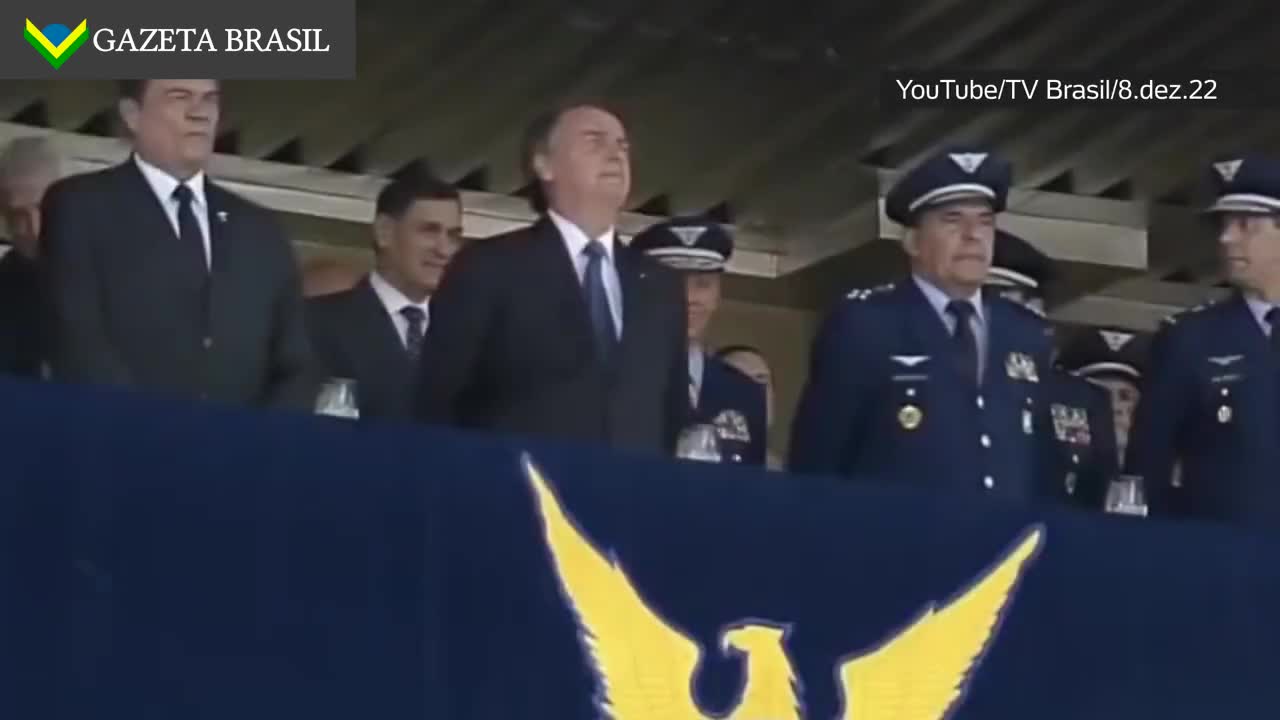 VÍDEO: Bolsonaro volta a se emocionar durante cerimônia militar