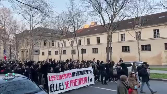 Taper dans les mains et crier liberté !