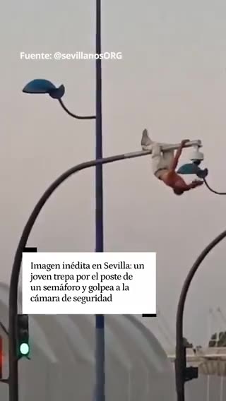 En Sevilla un hombre trepa un semáforo y rompe la cámara de seguridad.