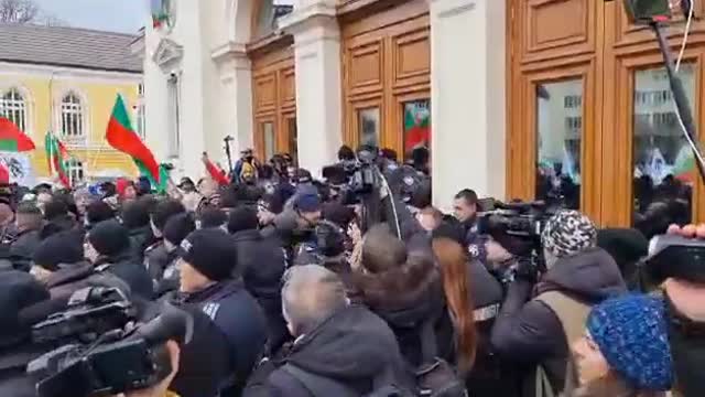 Protest przed Bułgarskim parlamentem przeciw certyfikatom