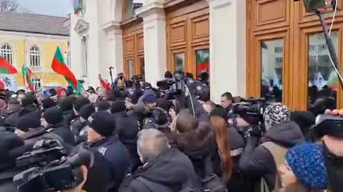 Protest przed Bułgarskim parlamentem przeciw certyfikatom