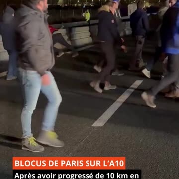 Sur l'A10 les agriculteurs démontent le terre-plein central